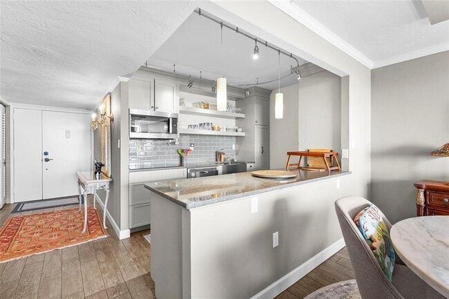 Building Photo - 707 S Gulfstream Ave