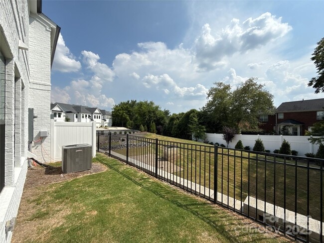 Building Photo - 6032 Mariemont Cir