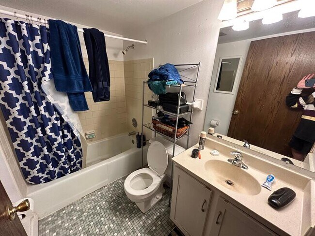 Building Photo - 134 E Johnson St