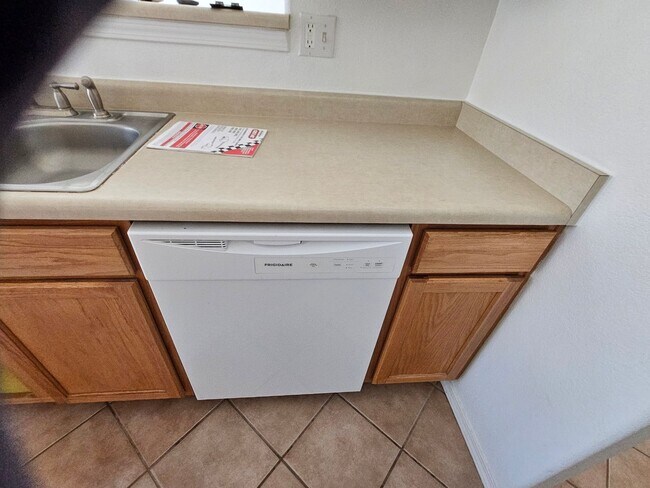 Building Photo - Clean THREE Bedroom Home For Rent