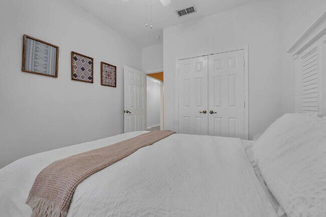 Building Photo - Spacious 3-Bedroom townhome in Kissimmee – Available Now!