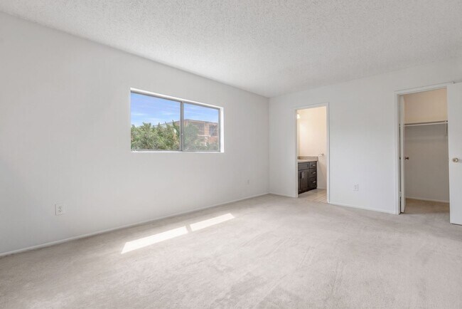 Building Photo - Chatsworth Rent This Now
