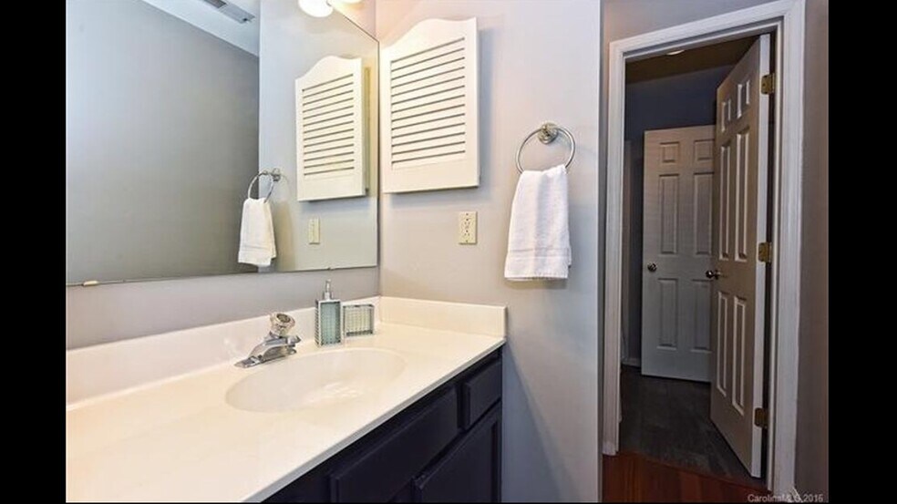 Building Photo - 3300 Selwyn Farms La