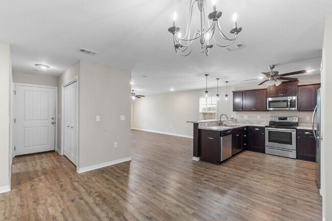 Building Photo - 426 Eisenhower Dr