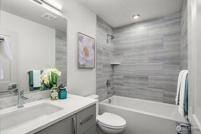 Building Photo - Modern 2 bed 2 bath town house available for move NOW