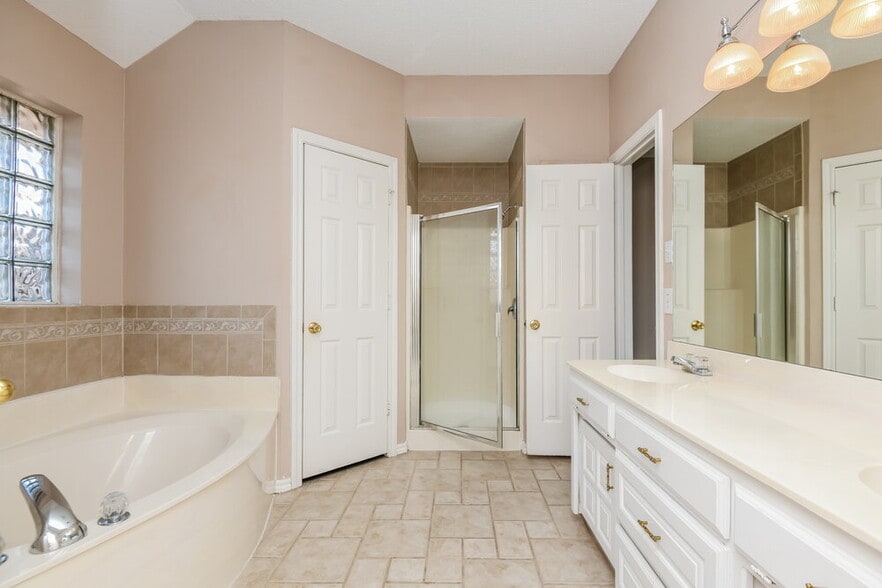 Building Photo - 121 Downwood Dr