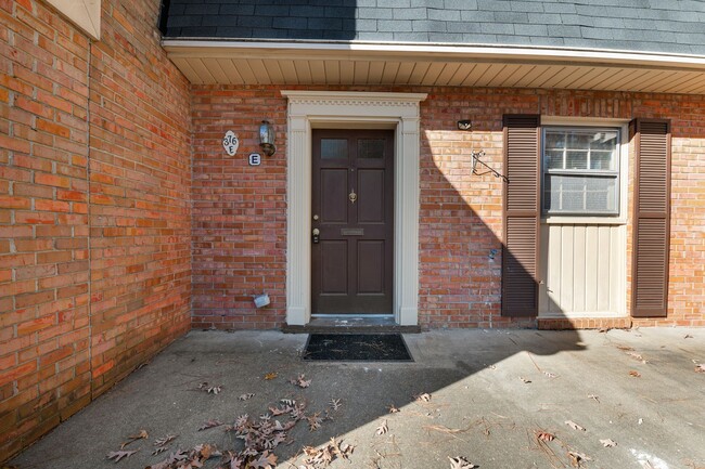 Building Photo - Beautifully Remodeled 3-Bedroom Townhouse ...