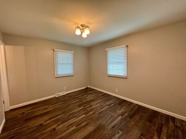Building Photo - Well maintained 3-bedroom 1.5-bathroom ran...