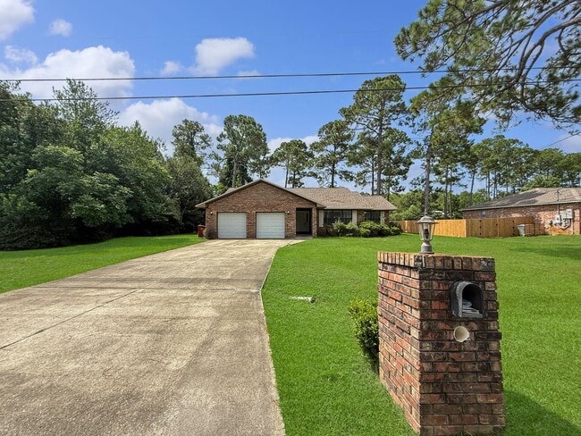 Building Photo - Charming Navarre Home with Hardwood Floors...