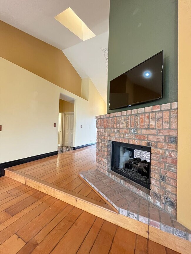 Building Photo - Large , Elegant Single Story House in Pres...