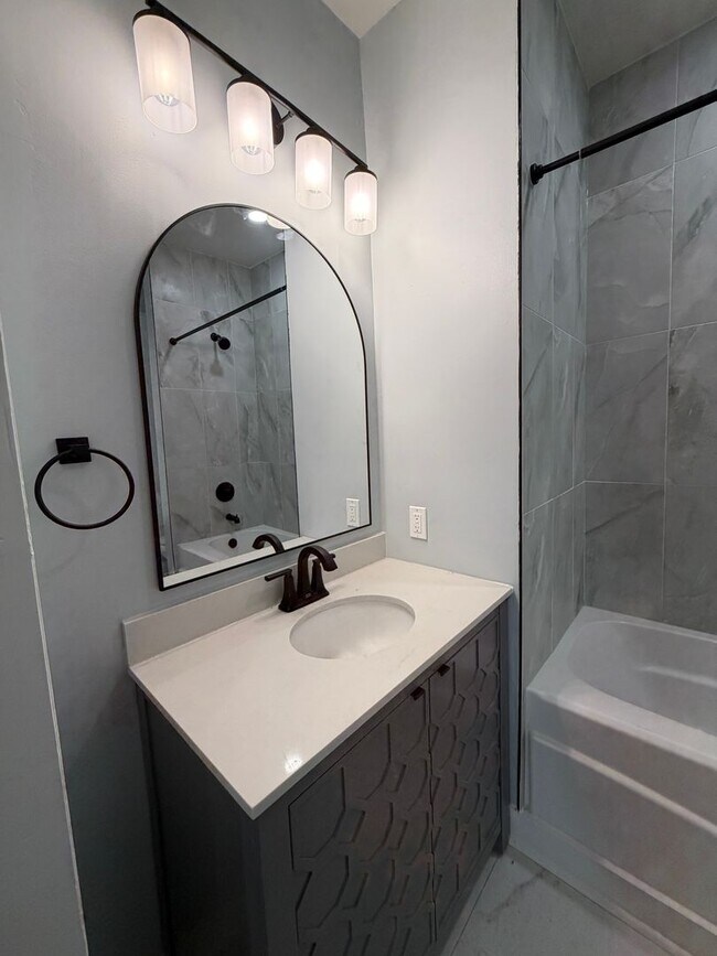 Building Photo - 1108 N Main St