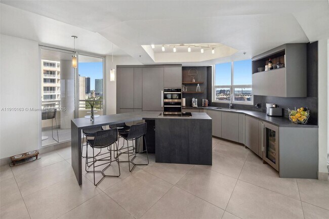 Building Photo - 808 Brickell Key Dr