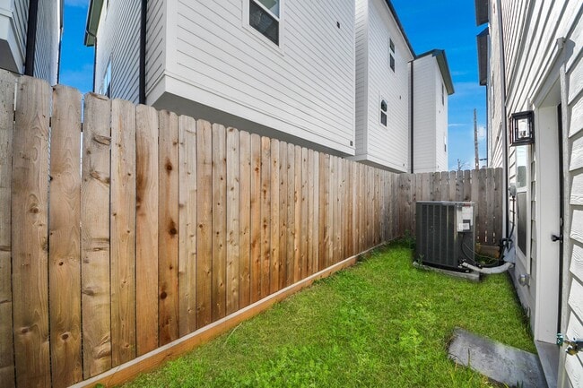 Building Photo - 4806 Cochran St