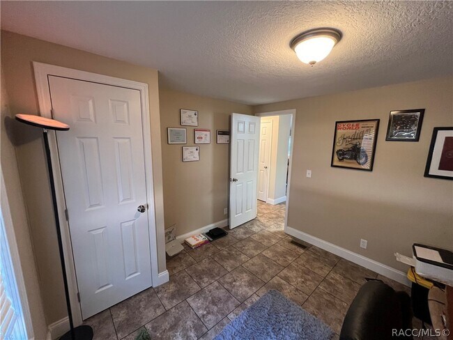 Building Photo - 90 S Allman Terrace