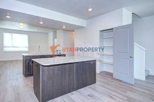 Building Photo - 967 W 540 S