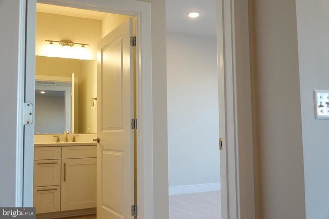 Building Photo - 210 Decoverly Dr