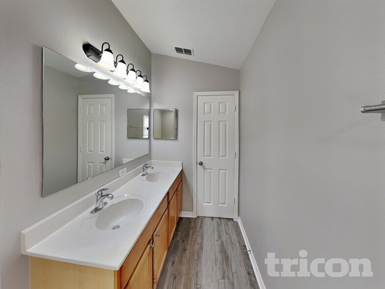 Building Photo - 2280 Kingscrest Cir