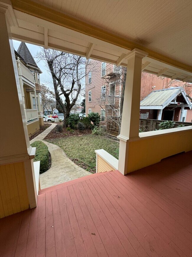 Building Photo - Vintage Arts & Crafts style, fully-remodeled, 2-bedroom, 1 bath house within walking distance to ...