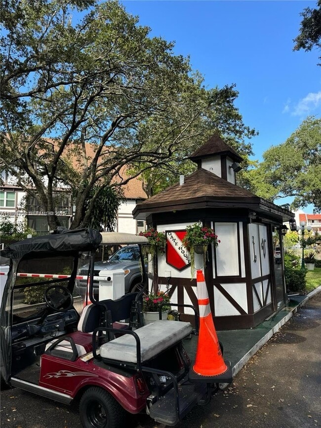 Building Photo - 3720 Inverrary Dr