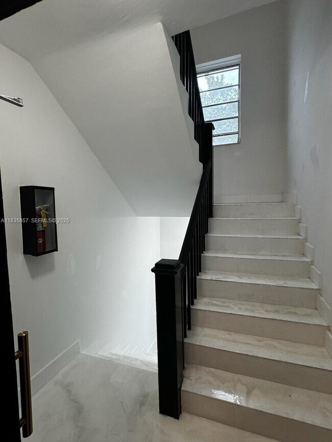 Building Photo - 444 Ponce de Leon Blvd