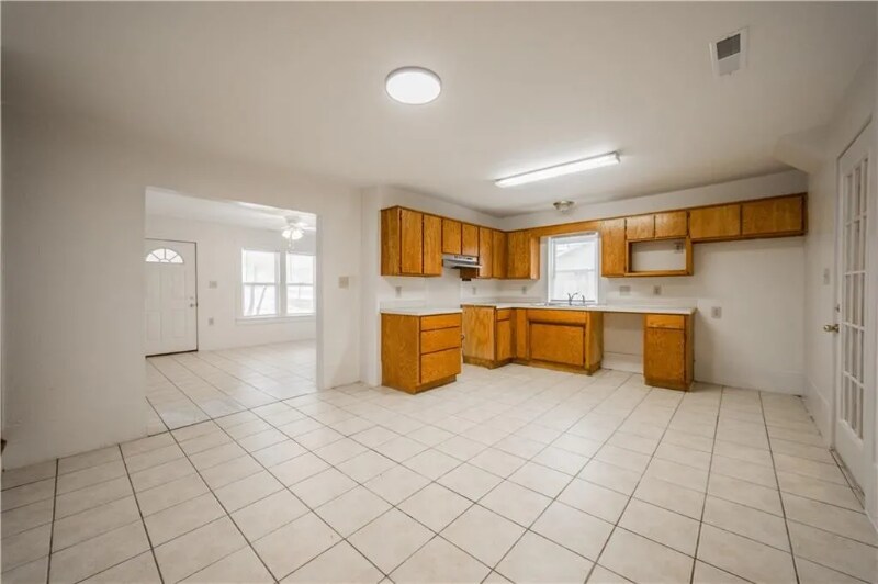 Building Photo - 129 W Main St