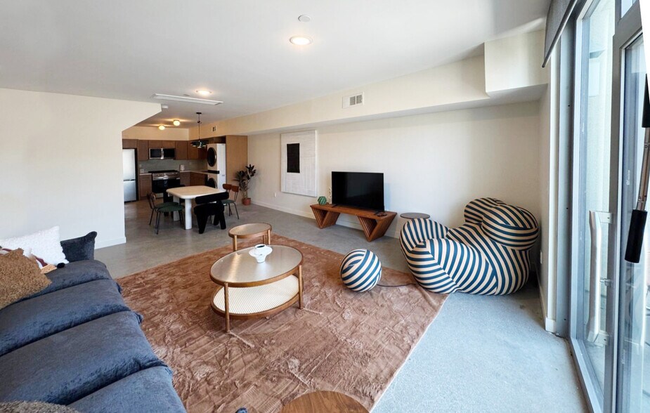 Building Photo - 4548 Huntington Dr S