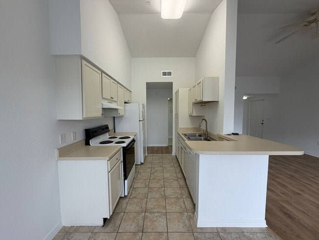 Building Photo - ANNUAL RENTAL - FAIRWAY PRESERVE- 2 BED / 2 BATH WITH LAKE VIEW