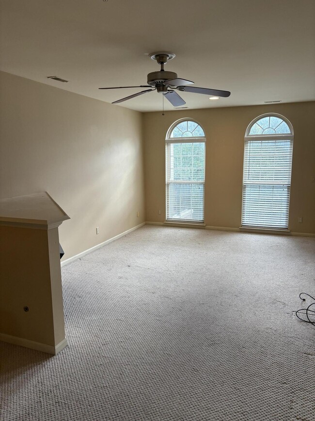 Building Photo - 660 Village Ln