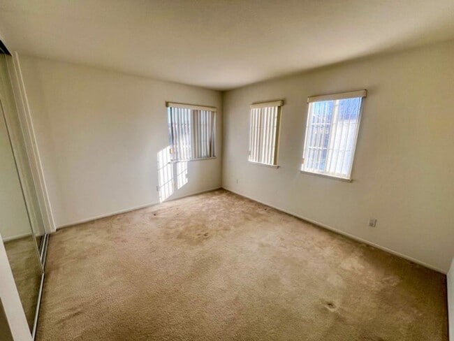 Building Photo - Large 4 bedroom Murrieta home with a loft ...