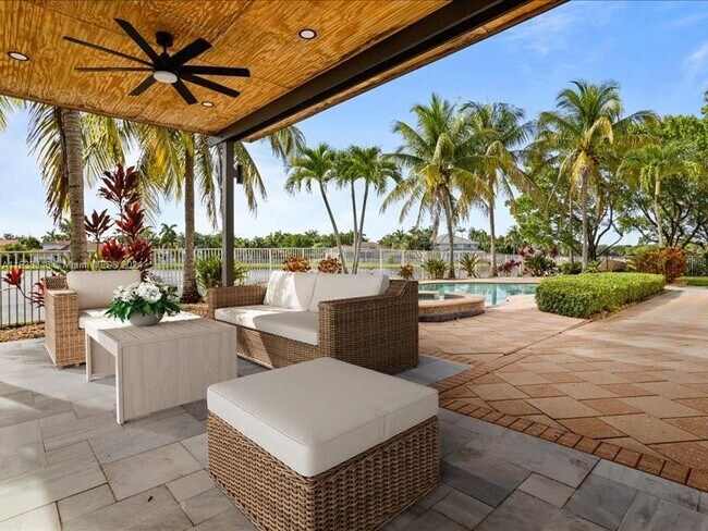 Building Photo - 926 Marina Dr