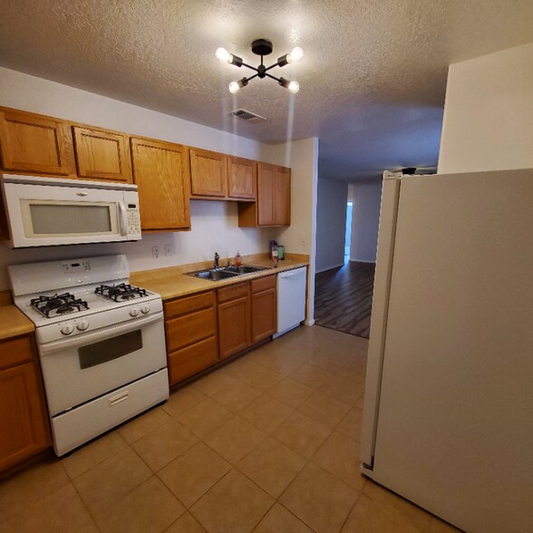 Building Photo - 4092 Sandia Vista Rd