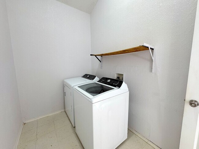 Building Photo - East El Paso 3 bed Refrig A/C