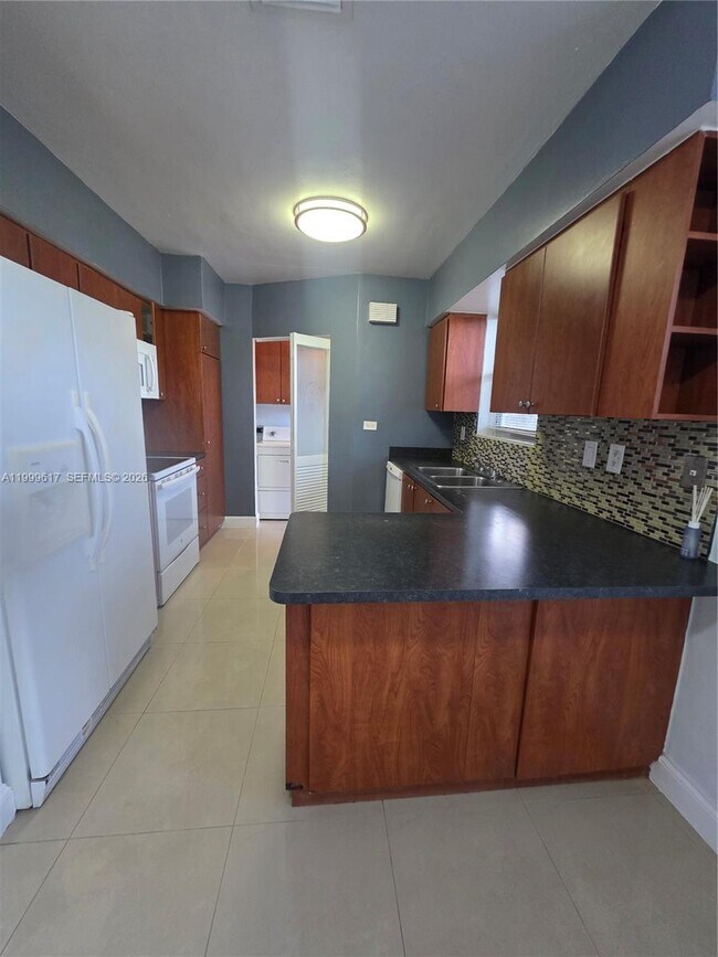 Building Photo - 2832 SW 37th Ave