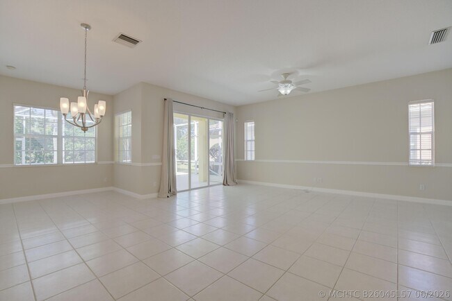 Building Photo - 256 San Remo Dr