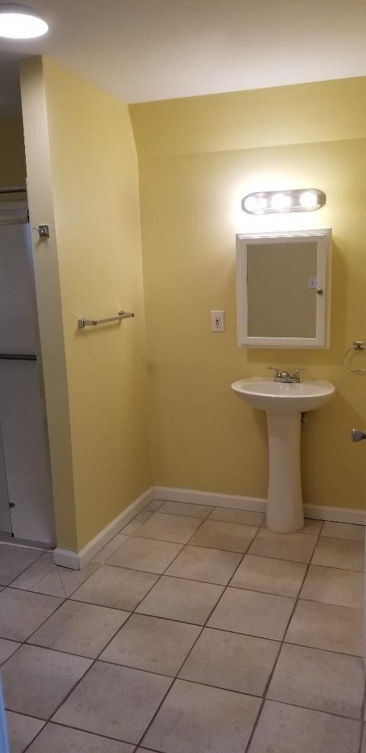 Building Photo - BIG AND ROOMIE! BIG AND ROOMIE!