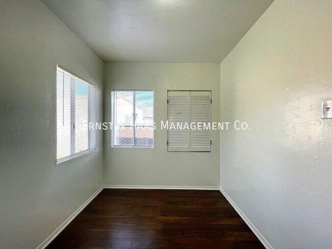 Building Photo - 1411 E Poppy St