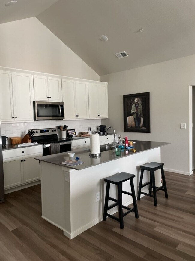 Building Photo - Newer 2 Bed / 2 Bath 2nd Floor Condo w/ 2 Car Garage