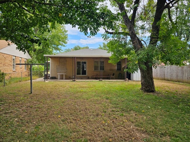 Building Photo - 2415 S Poplar Dr