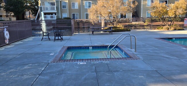 Building Photo - Spacious 1 bedroom condo in gated community!