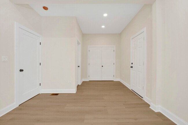 Building Photo - 2021 W Shakespeare Ave