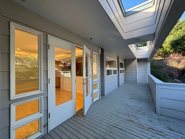 Building Photo - Breathtaking views of Chuckanut Bay!!