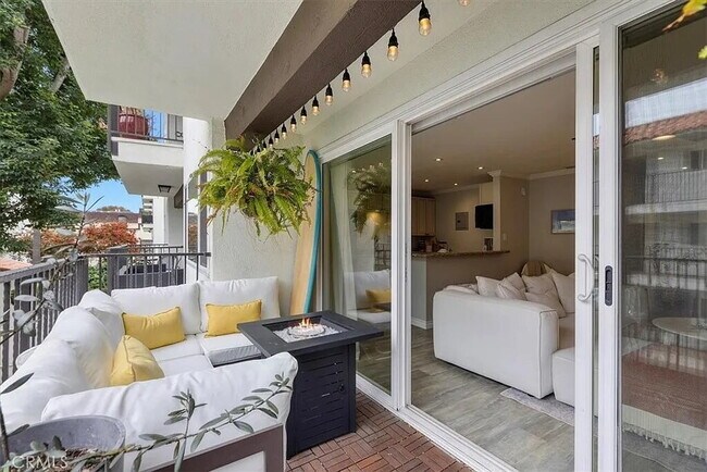 Building Photo - "Chic Hermosa Beach 1BR Apartment: 810 Sq ...