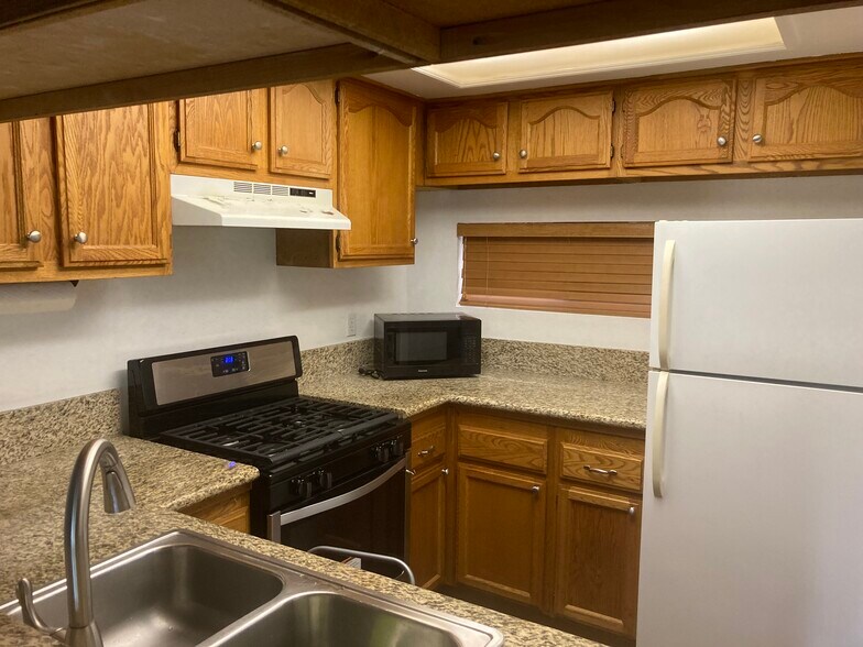 Building Photo - 550 Orange Ave