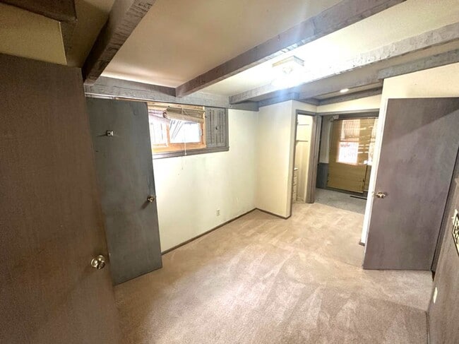 Building Photo - 3 bed 1 bath, Month to Month in the middle...