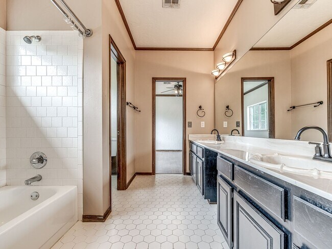 Building Photo - Spacious Home + East Edmond + 4 bedrooms