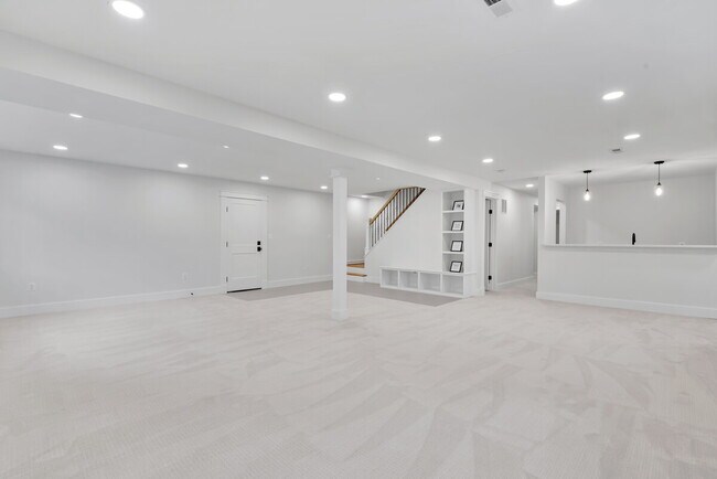 Building Photo - "Luxurious 6-Bed, 6-Bath Arlington Retreat...