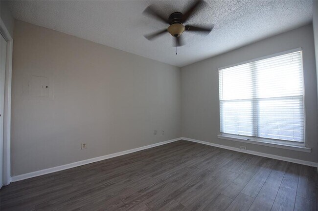 Building Photo - 2833 Kings Rd