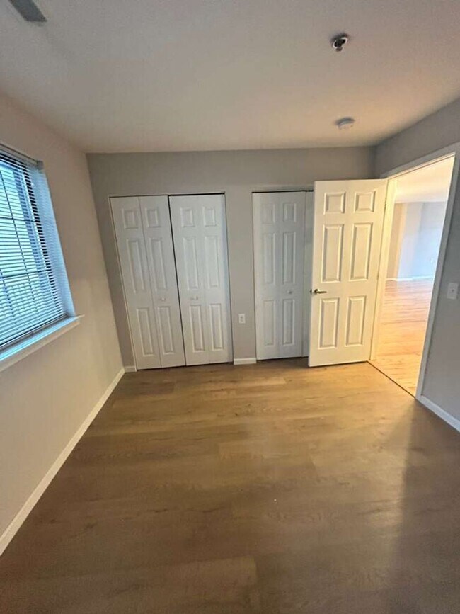 Building Photo - Live the Manayunk lifestyle you’ve been dreaming about — steps from Main Street, minutes from Cen...