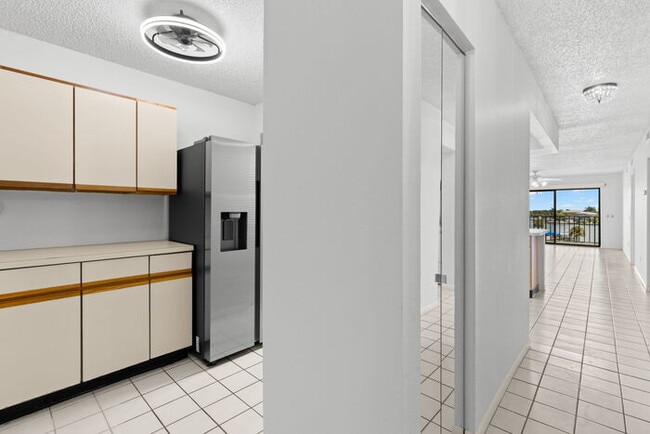 Building Photo - Condo For Rent on ST PETE BEACH!
