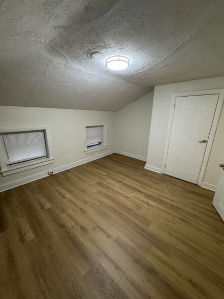 Building Photo - 17 Main St